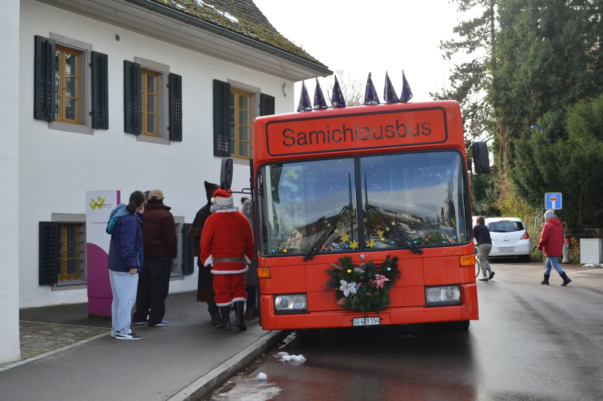 Der rote Samichlausbus steht vor dem Werkheim Uster.